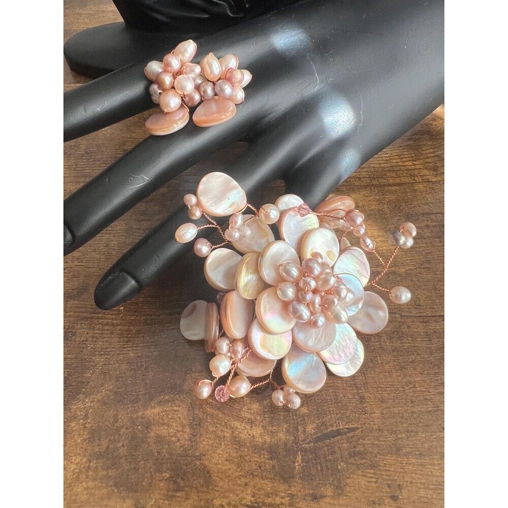 Vintage gold and pearl matching necklace and earring set. - Picture 6 of 7